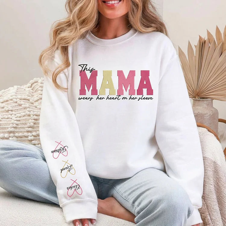 Personalisiertes, besticktes Sweatshirt „Herz auf der Brust“ – Muttertagsgeschenk für Mama & Oma