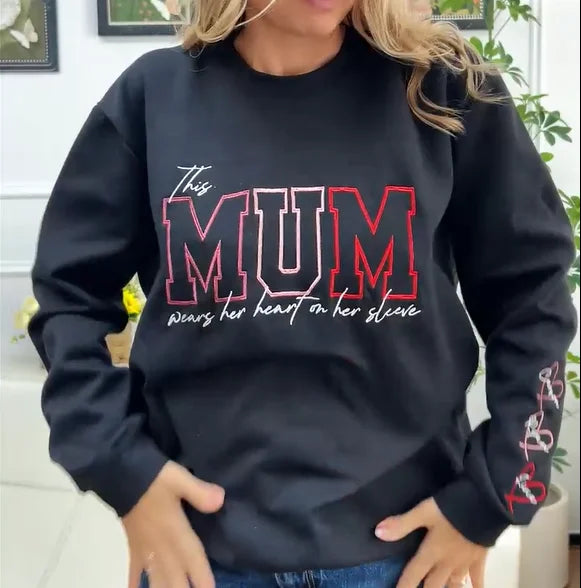 Personalisiertes, besticktes Sweatshirt „Herz auf der Brust“ – Muttertagsgeschenk für Mama & Oma