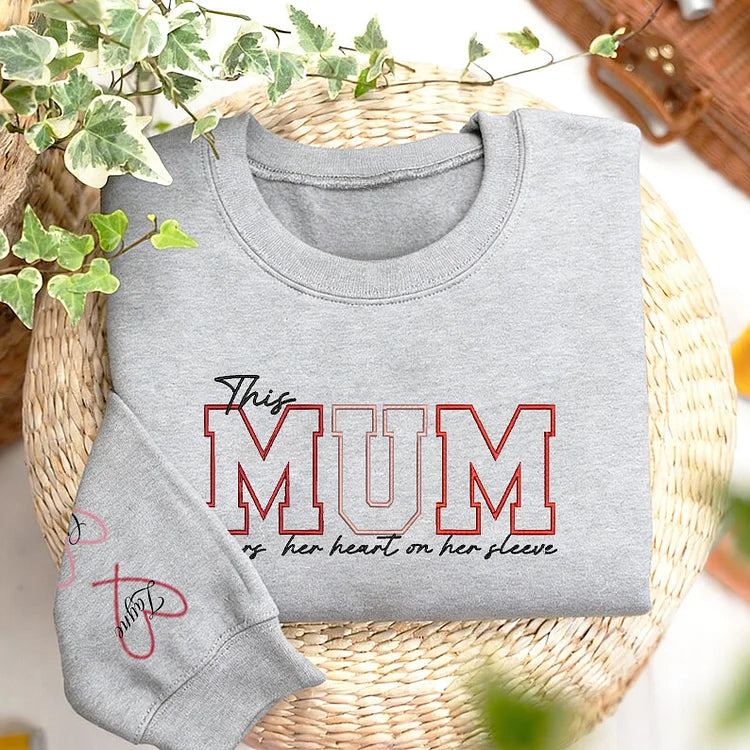 Personalisiertes, besticktes Sweatshirt „Herz auf der Brust“ – Muttertagsgeschenk für Mama & Oma