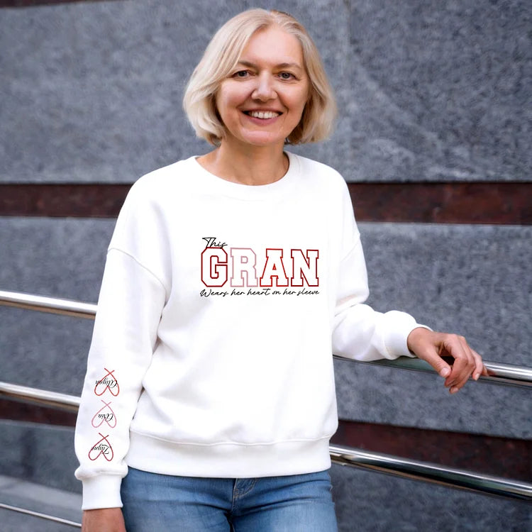 Personalisiertes, besticktes Sweatshirt „Herz auf der Brust“ – Muttertagsgeschenk für Mama & Oma