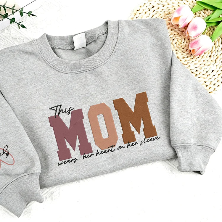 Personalisiertes, besticktes Sweatshirt „Herz auf der Brust“ – Muttertagsgeschenk für Mama & Oma