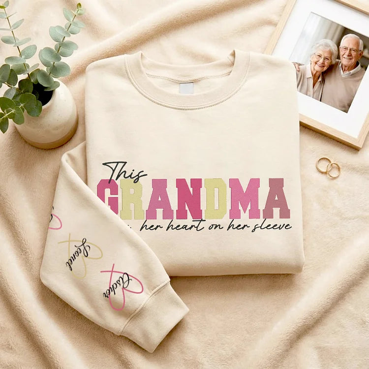 Personalisiertes, besticktes Sweatshirt „Herz auf der Brust“ – Muttertagsgeschenk für Mama & Oma