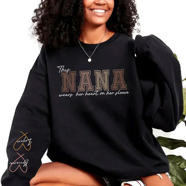 Personalisiertes, besticktes Sweatshirt „Herz auf der Brust“ – Muttertagsgeschenk für Mama & Oma