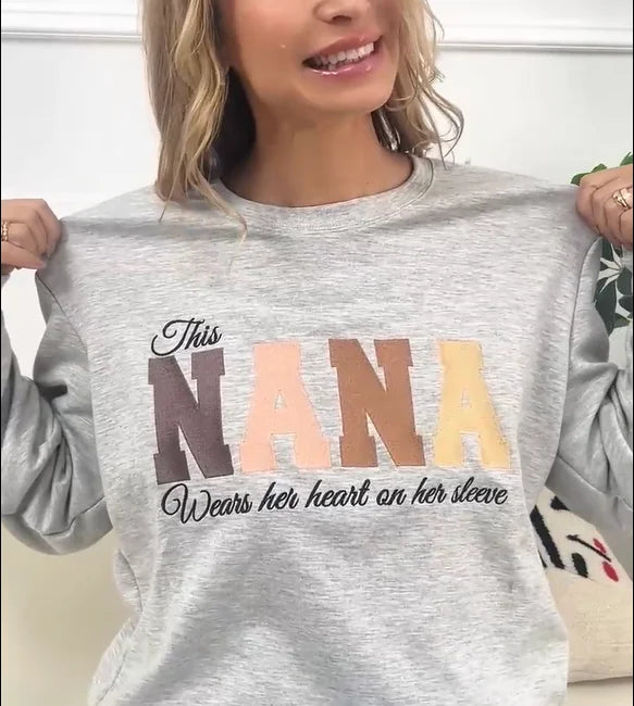 Personalisiertes, besticktes Sweatshirt „Herz auf der Brust“ – Muttertagsgeschenk für Mama & Oma