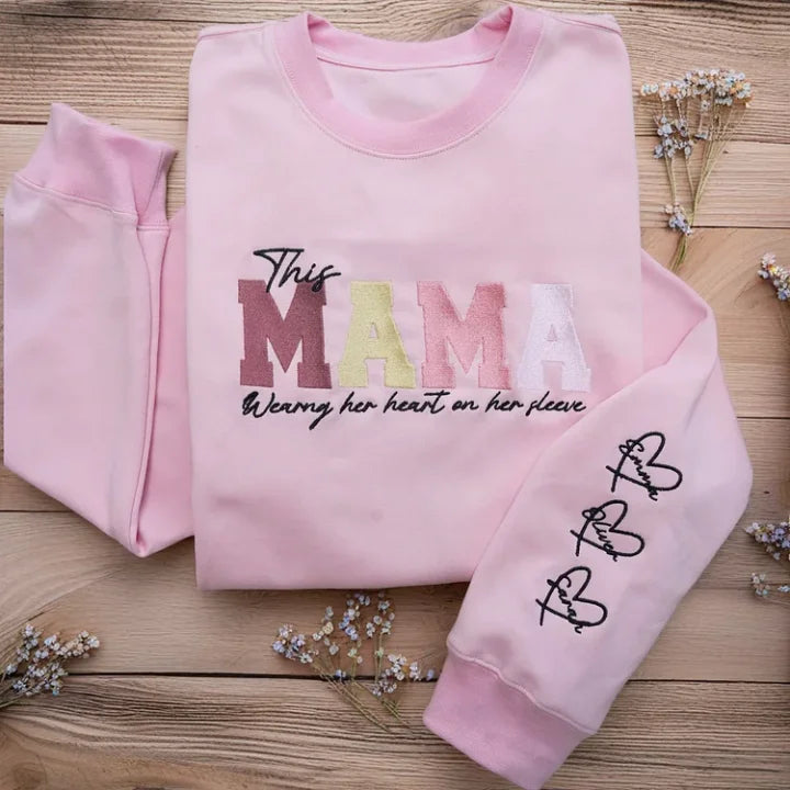 Personalisiertes, besticktes Sweatshirt „Herz auf der Brust“ – Muttertagsgeschenk für Mama & Oma