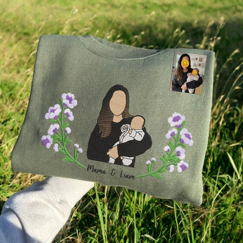 🌸Blühend mit Liebe – Individuell besticktes Geburtstagsblumen-Porträt vom Foto Sweatshirt Hoodie, Perfektes Geschenk für Mama, Papa, Paare & Familie
