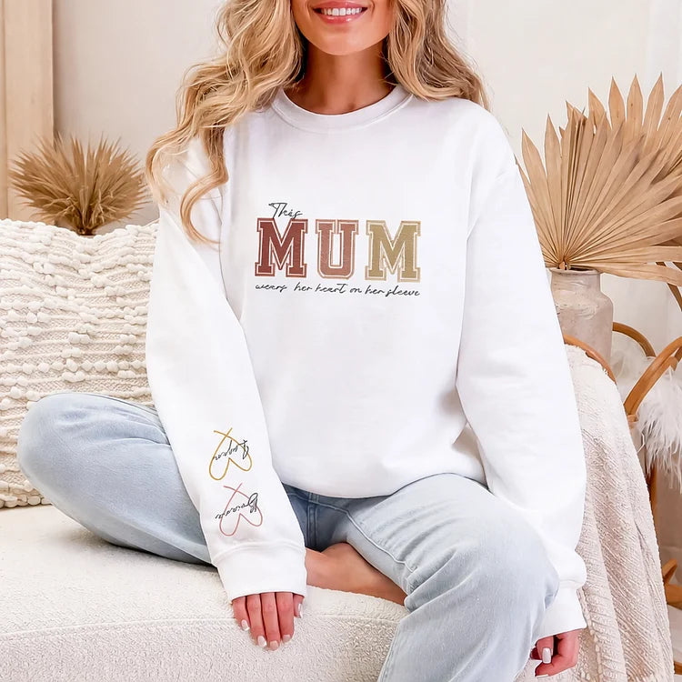 Personalisiertes, besticktes Sweatshirt „Herz auf der Brust“ – Muttertagsgeschenk für Mama & Oma