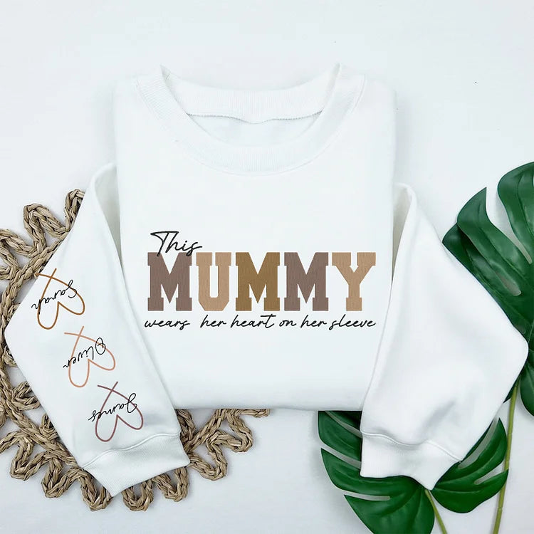 Personalisiertes, besticktes Sweatshirt „Herz auf der Brust“ – Muttertagsgeschenk für Mama & Oma