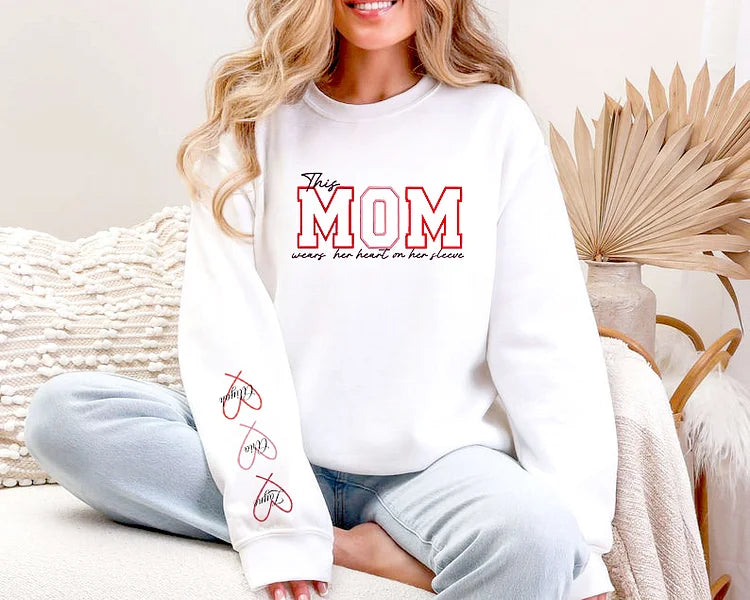 Personalisiertes, besticktes Sweatshirt „Herz auf der Brust“ – Muttertagsgeschenk für Mama & Oma