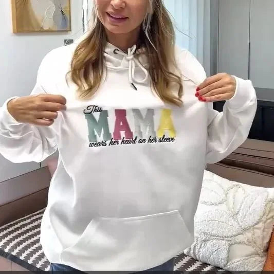 Personalisiertes, besticktes Sweatshirt „Herz auf der Brust“ – Muttertagsgeschenk für Mama & Oma