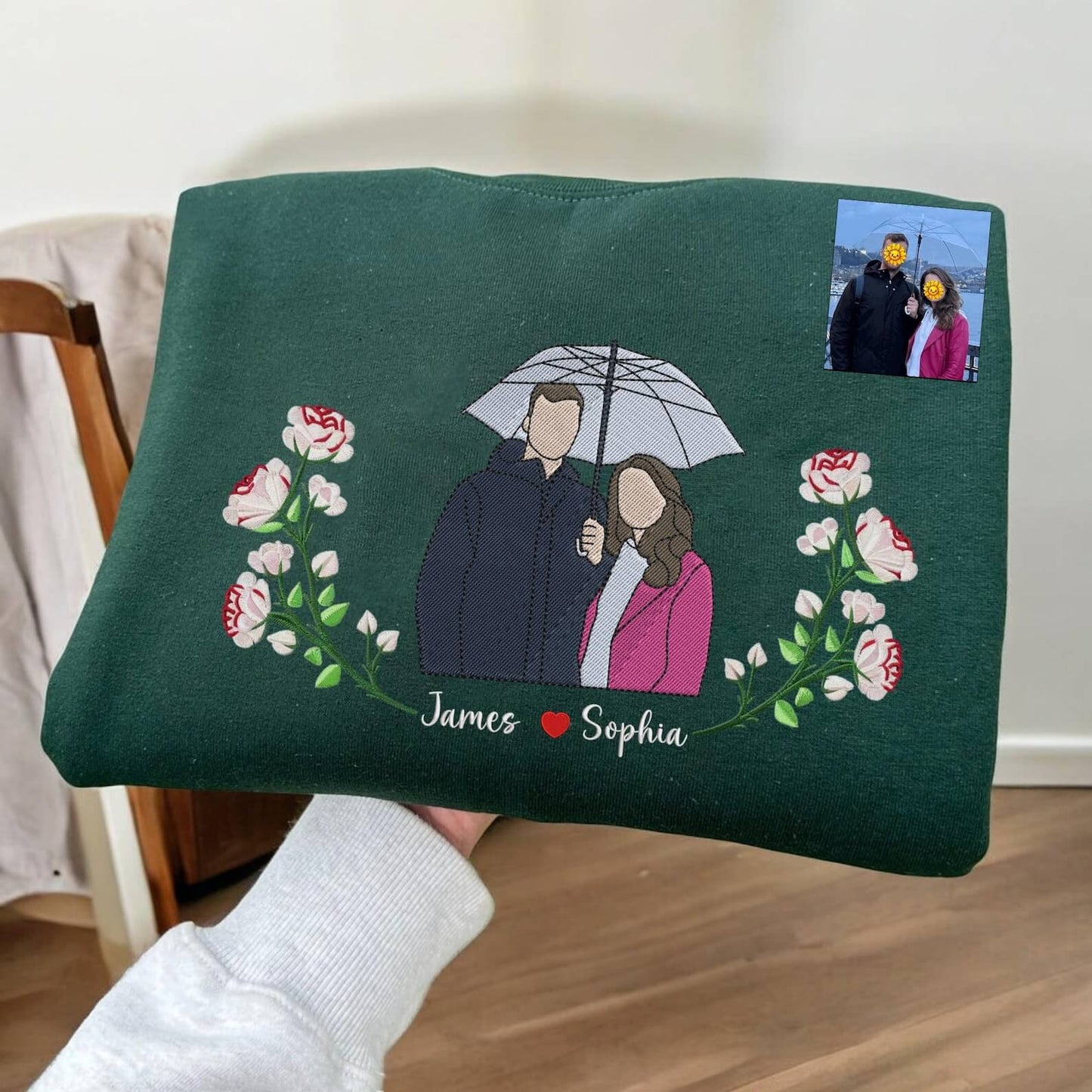 🌸Blühend mit Liebe – Individuell besticktes Geburtstagsblumen-Porträt vom Foto Sweatshirt Hoodie, Perfektes Geschenk für Mama, Papa, Paare & Familie