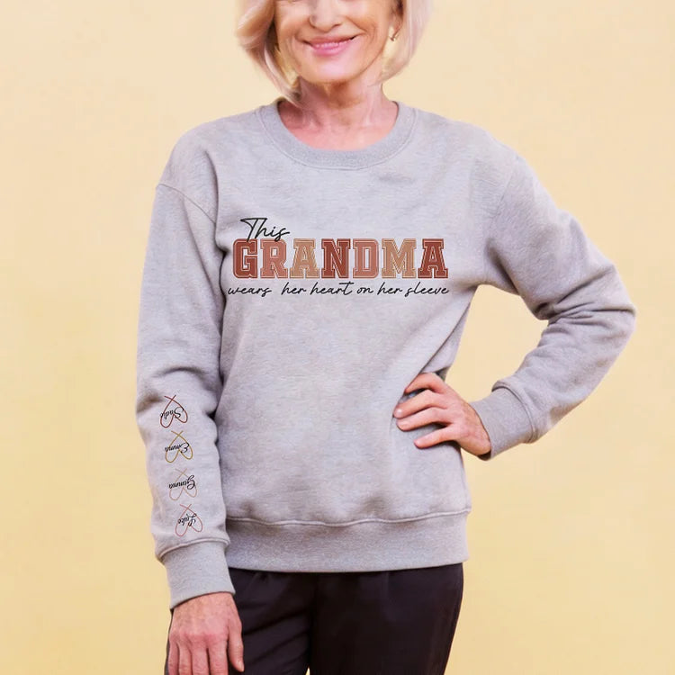 Personalisiertes, besticktes Sweatshirt „Herz auf der Brust“ – Muttertagsgeschenk für Mama & Oma