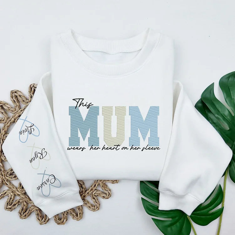 Personalisiertes, besticktes Sweatshirt „Herz auf der Brust“ – Muttertagsgeschenk für Mama & Oma